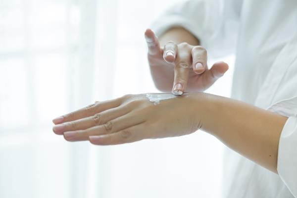 pielęgnacja skóry po zabiegach medycyny estetycznej jak dbać o skórę po zabiegu co robić po laseroterapii jak nawilżać skórę po peelingu czy można się opalać po mezoterapii