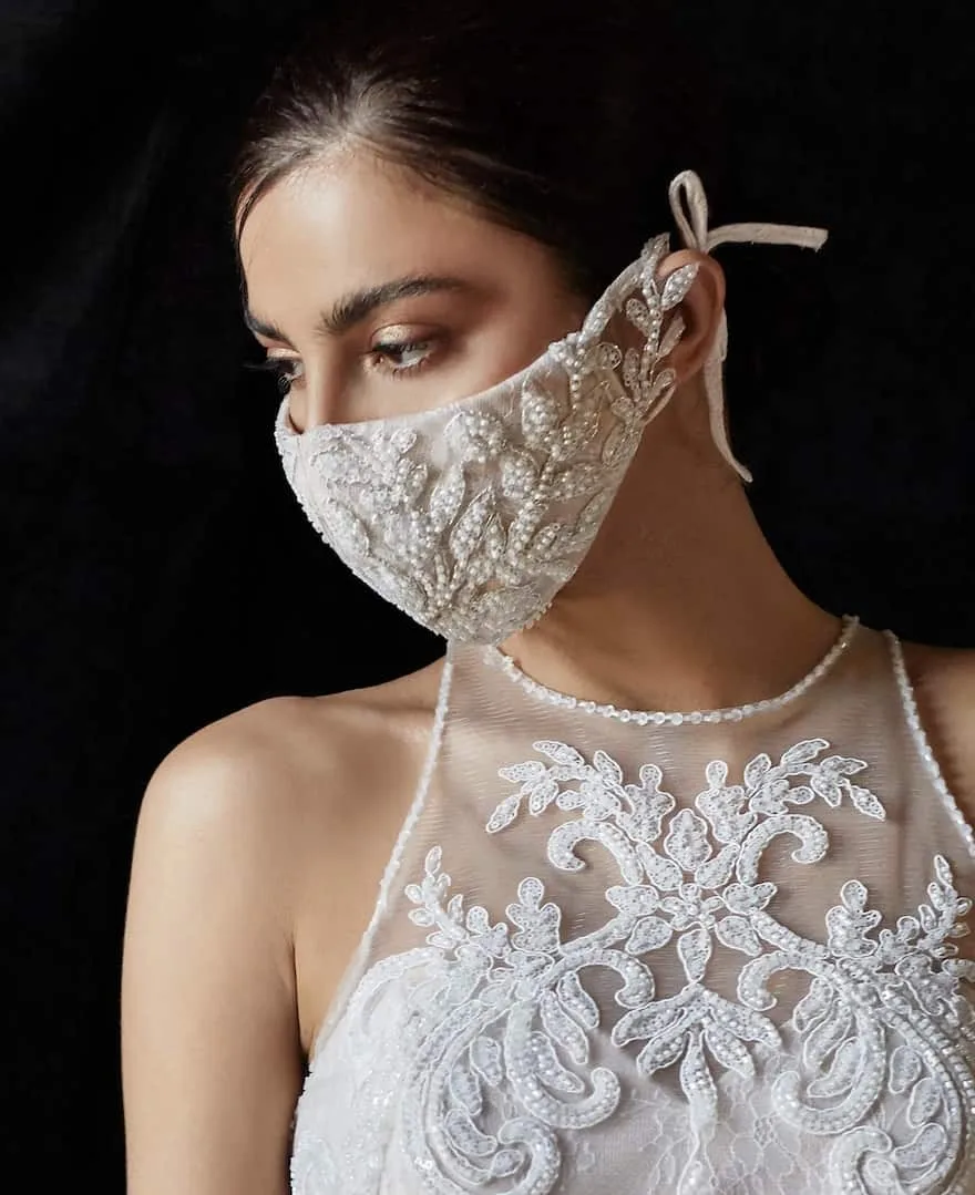 wpływ zanieczyszczenia powietrza , kobieta w maseczce, ażurowa koszula Ochrona skóry przed smogiem, oczyszczanie skóry, infuzja tlenowa, Geneo, oczyszczanie wodorowe